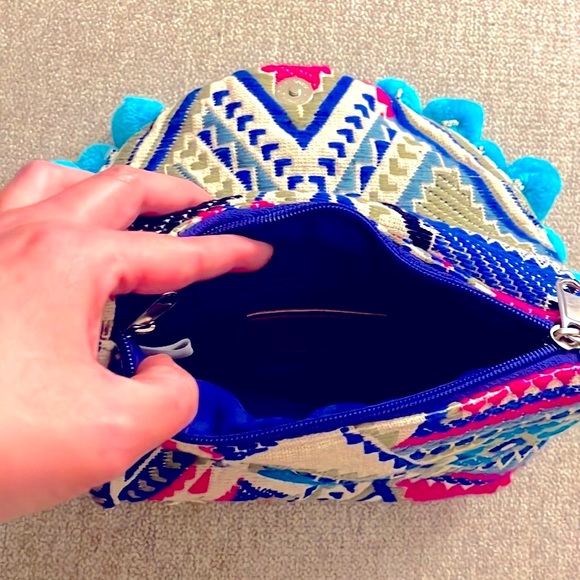 Embroidered pom pom purse - Picture 3 of 4